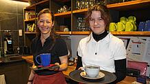 Die 19-jährige Anna (rechts) übt sich im Café am Teich am liebsten in Latte Art. Katrin Mutschler steht ihr als pädagogische Fachkraft ...