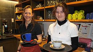 Die 19-jährige Anna (rechts) übt sich im Café am Teich am liebsten in Latte Art. Katrin Mutschler steht ihr als pädagogische Fachkraft ...