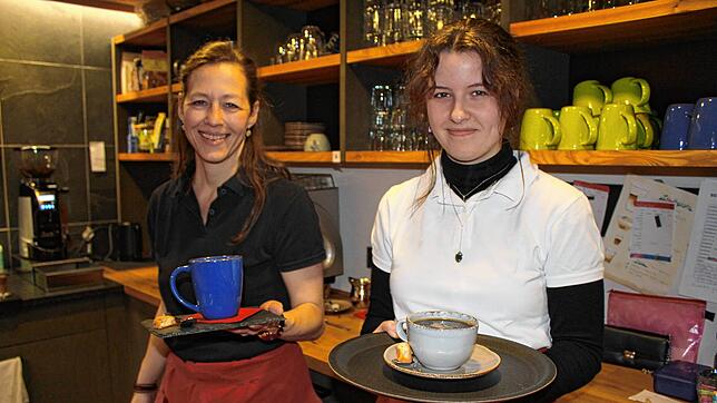 Die 19-jährige Anna (rechts) übt sich im Café am Teich am liebsten in Latte Art. Katrin Mutschler steht ihr als pädagogische Fachkraft ...