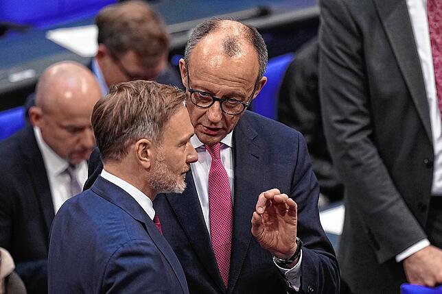 Lindner im Gespräch mit dem CDU-Kanzlerkandidaten Friedrich Merz am Tag der Abstimmung über das „Zustrombegrenzungsgesetz“ der Union.
