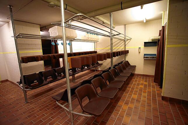 (Archivbild): Für den Notfall war vorgesorgt: Im Keller befindet sich ein Luftschutzbunker mit 28 Sitzbänken samt Kopfstützen und ...