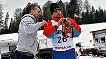 Rennprofi Rene Raiser (links) mit Musher Gunnar von Bushe beim Wintercamp 2023 des Schlittenhunderennens in Todtmoos.