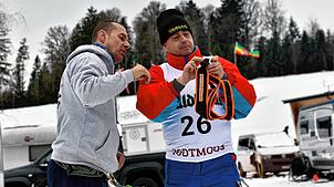 Rennprofi Rene Raiser (links) mit Musher Elmar Bushe beim Wintercamp 2023 des Schlittenhunderennens in Todtmoos.