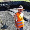 Der Archäologe Bertram Jenisch hat bei der Grabung auf der Reichenau die Reste der früheren Schiffsanlegestelle des Klosters gefunden. ...