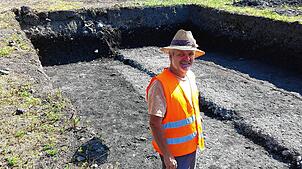 Der Archäologe Bertram Jenisch hat bei der Grabung auf der Reichenau die Reste der früheren Schiffsanlegestelle des Klosters gefunden. ...