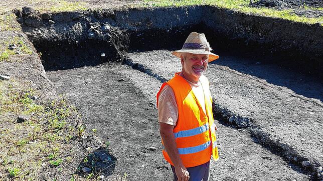 Der Archäologe Bertram Jenisch hat bei der Grabung auf der Reichenau die Reste der früheren Schiffsanlegestelle des Klosters gefunden. ...
