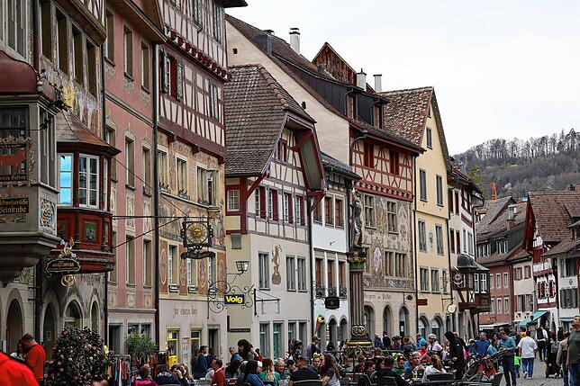 Die Häuser in der Altstadt sind mit historischen Fresken verziert.
