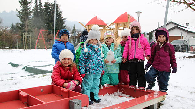 Die Kinder im Kindergarten Regenbogen in Küssaberg-Rheinheim haben auch fünf Jahre nach dem Gewinn noch viel Freude an den Wasserspielen.