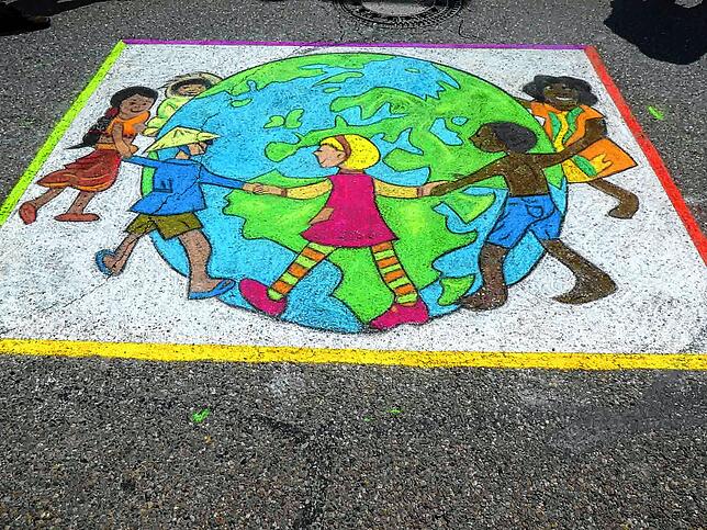 Archivbild: Street-Art-Festival 2019: Das Bild von Valerie Bartakova aus Riedböhringen ist fertig. Es soll ausdrücken, dass die Erde für ...