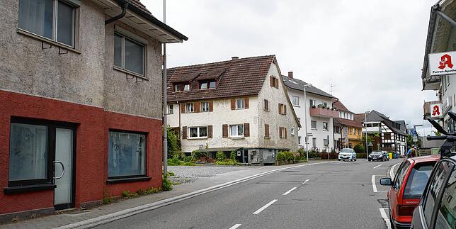 Das Haus links mitsamt der nebenliegenden Freifläche wird dem Wobak-Bau weichen.