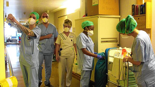 Die Pflegekräfte Jessica, Roberto, Agnes und Ajdina (v.l.) arbeiten seit 20 Monaten hart. &bdquo;Wir wollen keinen Applaus, aber ...