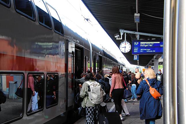 Fahrgäste steigen am Singener Bahnhof in die Gäubahn.