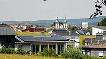 Hinter den Häusern im Vordergrund (Auf Bühl) sollen auf der noch unbebauten Wiese neue Bauplätze entstehen mit herrlichem Blick über die ...