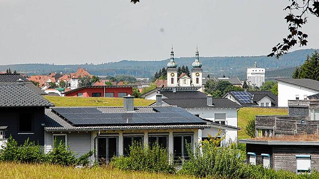 Hinter den Häusern im Vordergrund (Auf Bühl) sollen auf der noch unbebauten Wiese neue Bauplätze entstehen mit herrlichem Blick über die ...