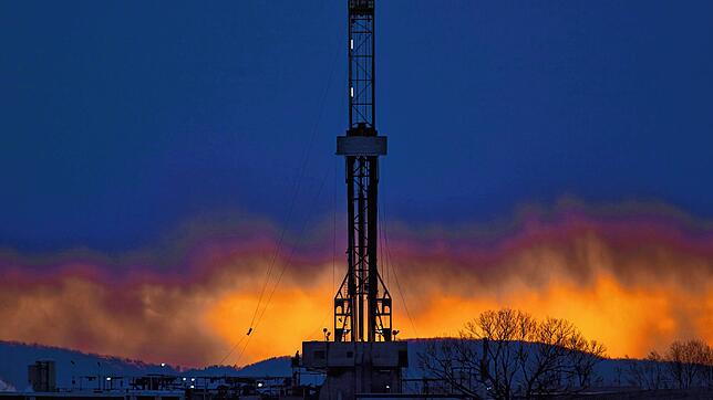 Ein Förderturm für Fracking-Gas steht im US-Bundesstaat Pennsylvania. In Deutschland sind solche Bohrungen in der Diskussion.