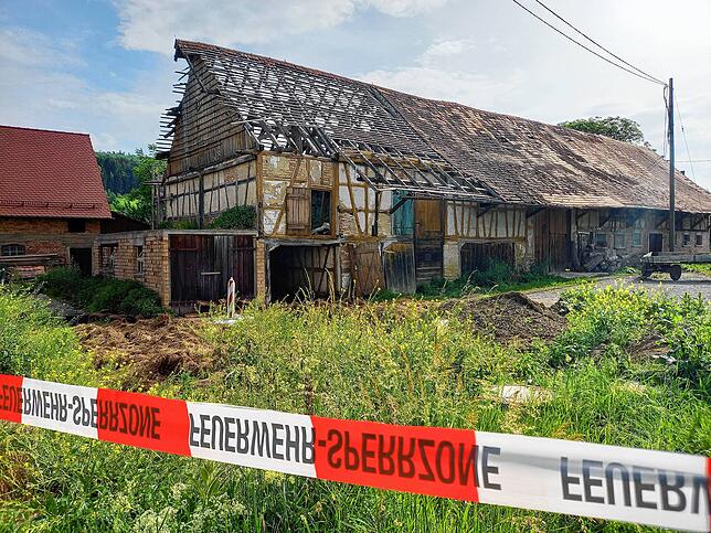 Gerade noch rechtzeitig konnten die Anwohner der Scheune in Möggenweiler den Brand entdecken. Direkt daneben steht das Wohnhaus der Familie.