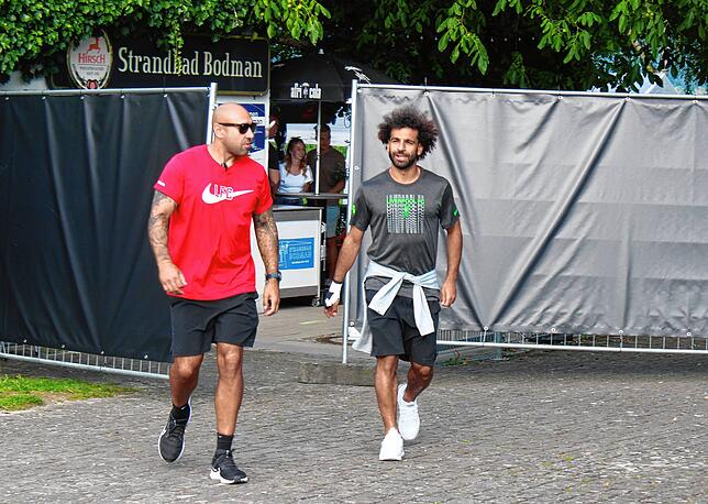 Bild 3: Der FC Liverpool entspannt im Strandbad Bodman
