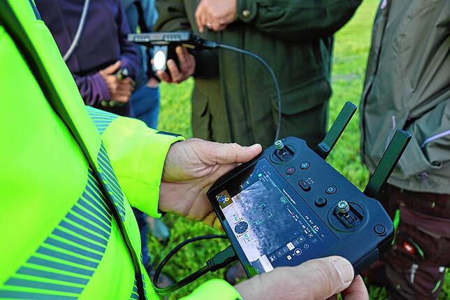 Auf zwei Bildschirmen werden die Aufnahmen der Drohne ausgespielt. Alle Kitzretter schauen drauf, weil viele Augen mehr sehen.
