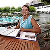 „Arbeitsplatz mit hundert Prozent Seesicht“, stellt Christina Helmer, die bei der Bootsvermietung ihres Bruders Marc Fluck am ...