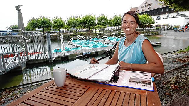 „Arbeitsplatz mit hundert Prozent Seesicht“, stellt Christina Helmer, die bei der Bootsvermietung ihres Bruders Marc Fluck am ...