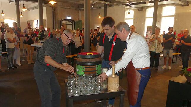 Gelungener Start in der Szene 64: Nach dem Fassanstich zapfen der Vereinsvorsitzende Uli Bauknecht, Vorstandmitglied Dennis Dieterle und ...