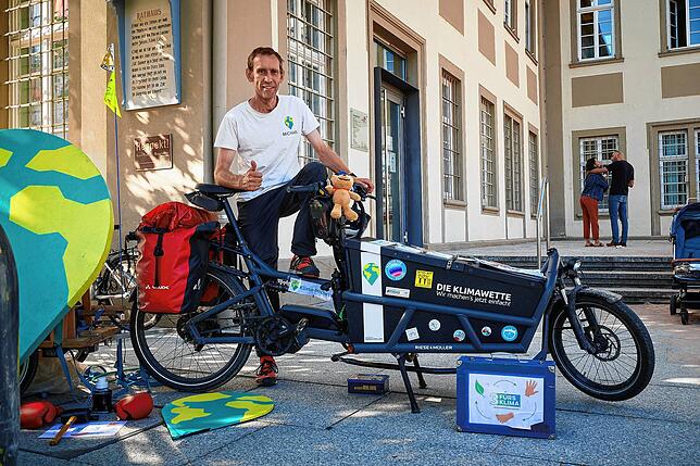 Michael Bilharz fährt für die Klimawette mit dem Fahrrad durch Deutschland. Sein Ziel: eine Million Menschen zu überzeugen, eine Million ...