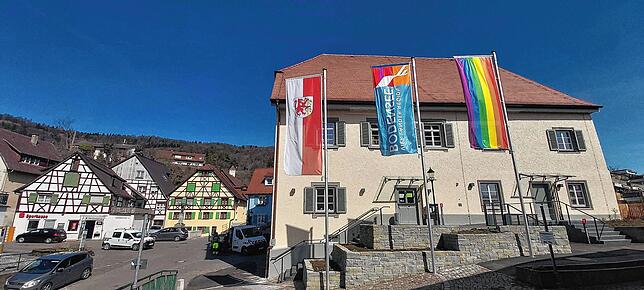Neben der Gemeindeflagge und der Flagge Vierländerregion Bodensee weht am Rathaus seit Februar 2021 auch die Regenbogenfahne. Sie steht ...