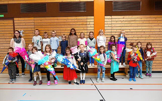 Schulzentrum Stetten am kalten Markt: Klassenlehrerin Sarah Hinger mit den neuen Erstklässlerinnen und Erstklässlern und deren ...