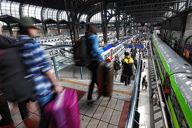 Manchmal muss man sich beeilen, um den Zug noch zu erwischen. Oft hat aber auch die Bahn Verspätung.