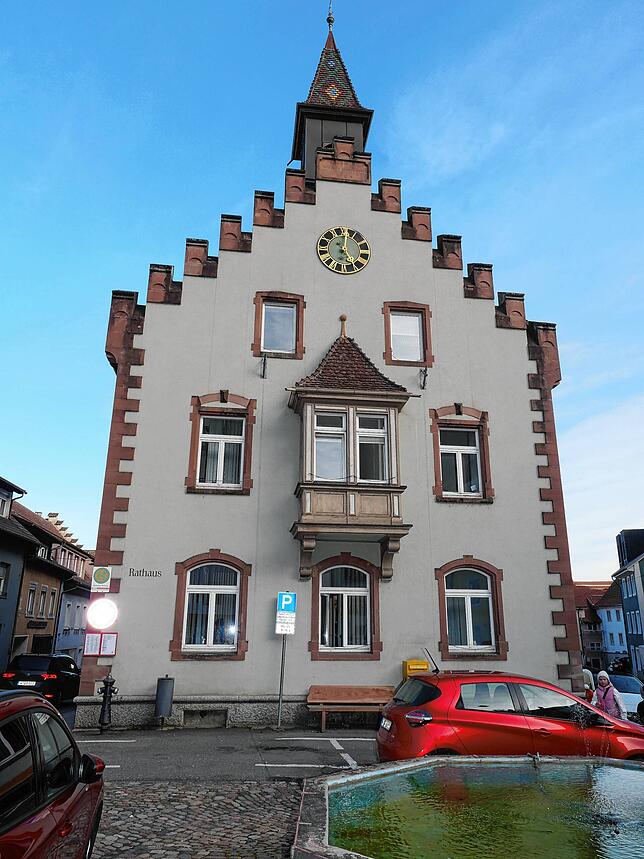 Das Rathaus Stühlingen wird bis 2030 umgebaut und saniert. Der Brunnen wird in dieser Zeit geleert und gesichert.