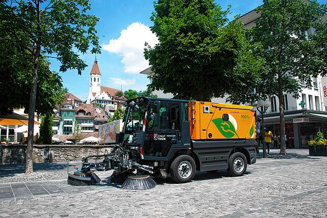 Kehrmaschinen des Schweizer Konzerns sorgen für saubere Straßen – hier im schweizerischen Thun.