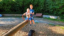 Fynn (7) und Leon (3) testen den Spielplatz vor der Chilbisporthalle in Waldshut auf Herz und Nieren.