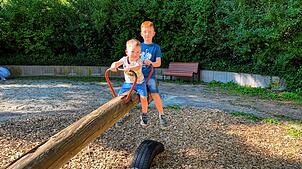 Fynn (7) und Leon (3) testen den Spielplatz vor der Chilbisporthalle in Waldshut auf Herz und Nieren.