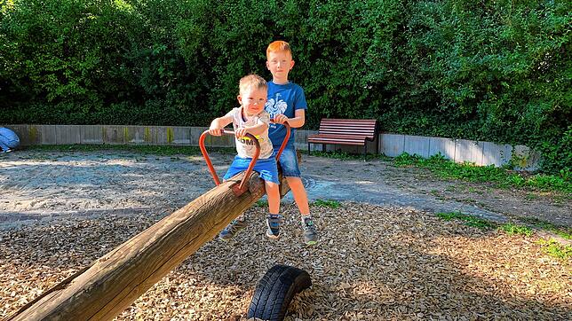 Fynn (7) und Leon (3) testen den Spielplatz vor der Chilbisporthalle in Waldshut auf Herz und Nieren.