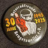 Wer beim Tippspiel mitmachte, erhielt einen dekorativen Jubiläumsbutton zum Anstecken.