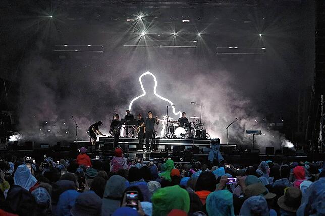 Bild 15: Wincent Weiss singt vor 4500 Besuchern im Regen