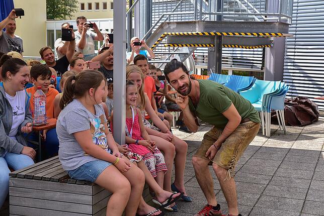 "Ich kann euch nicht hören, ihr müsst lauter singen", animiert Michi die jungen Zuhörer.