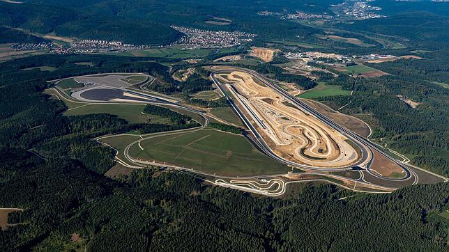 Ein eindrucksvolles Bild aus der Luft bietet das Prüf- und Technologiezentrum von Daimler in Immendingen, das in diesem Monat offiziell ...