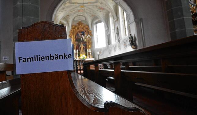 Hier darf‘s auch ein bisschen enger werden – auf den Familienbänken in der St.-Nikolaus-Kirche.