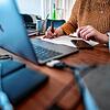 Auf die Dauer ist die Arbeit am Laptop nicht gut für die Gesundheit. Ein schlecht ausgestatteter Arbeitsplatz kann zu Rückenschmerzen ...