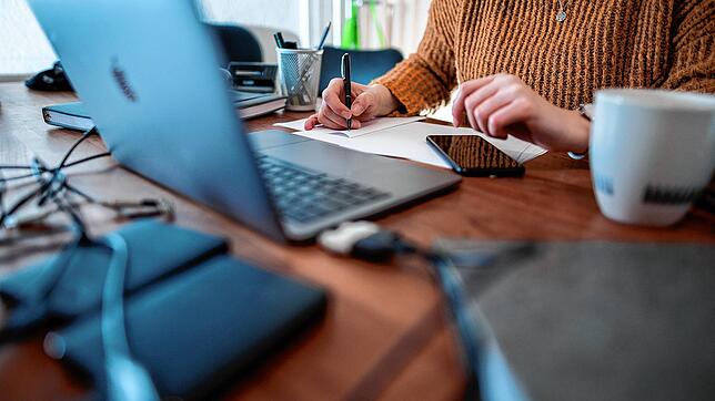 Auf die Dauer ist die Arbeit am Laptop nicht gut für die Gesundheit. Ein schlecht ausgestatteter Arbeitsplatz kann zu Rückenschmerzen ...