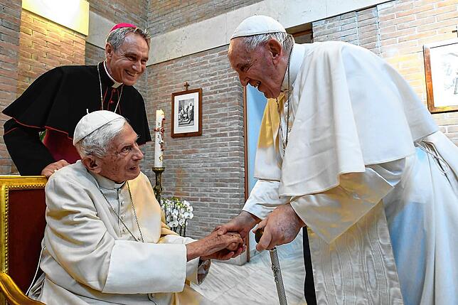 Am Ende des Konsistoriums im Vatikan besucht Papst Franziskus (r) nach der Ernennung der neuen Kardinäle im August 2022 das Kloster ...