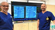 Bernhard Kumle (links) und Bajram Hajredini erläutern die ultraschallgestützte Lungenembolie-Behandlung. Bild: Sandra Adams, ...