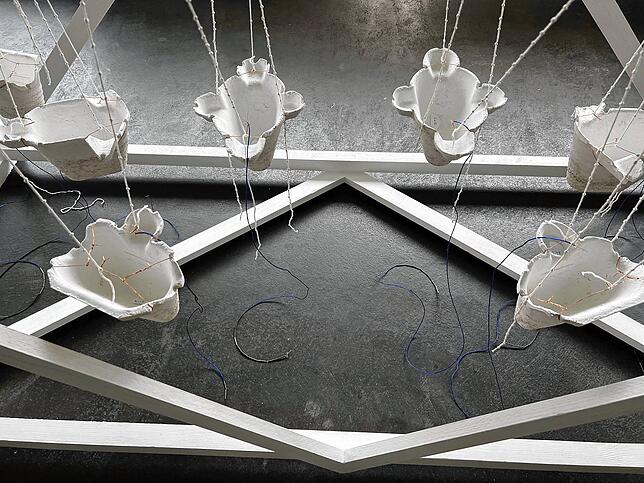 Das Kunstwerk der Künstlerin Brodie Ellis heißt „Transparent Battery“. Es soll auf die fehlende Transparenz rund um den Bau des ...