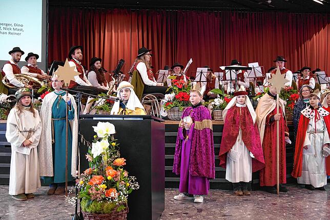 Überraschungsgäste beim Neujahrsempfang in Oberteuringen: Die Sternsinger der katholischen Kirchengemeinde statten der Veranstaltung ...