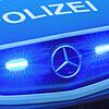 Ein Einsatzfahrzeug der Polizei fährt mit Blaulicht durch die Innenstadt. Hier ein Symbolbild.
