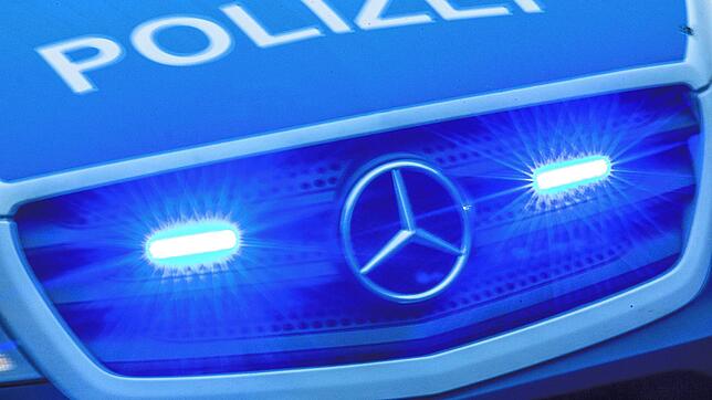 Ein Einsatzfahrzeug der Polizei fährt mit Blaulicht durch die Innenstadt. Hier ein Symbolbild.