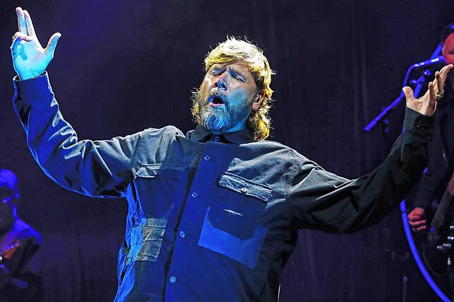 Rea Garvey begeistert mit seiner Band mehr als 4000 Besucher beim dritten Konzert der Schloss Salem Open Airs im Schlossgarten.