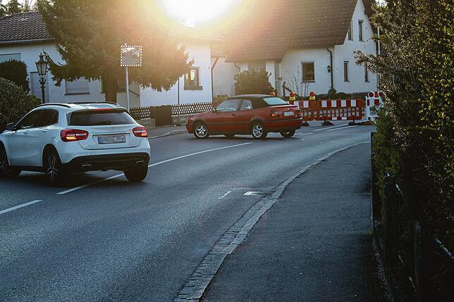 Also doch wenden: Szene am Freitag um 6.56 Uhr vor einer Absperrung im Bereich Bernhardstraße/Brunnerstraße.