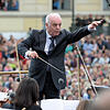 Daniel Barenboim in Aktion. Das Bild entstand bei einem klassischen Sonntagskonzert in Berlin. Die Frage ist: Waren im Publikum auch ...